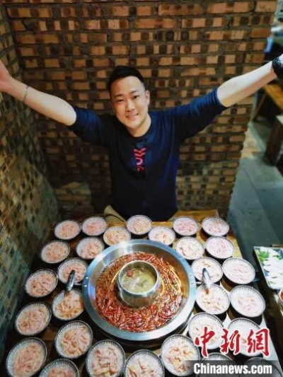 景德镇鸡排哥走红，传统美食与社交媒体的交融力量