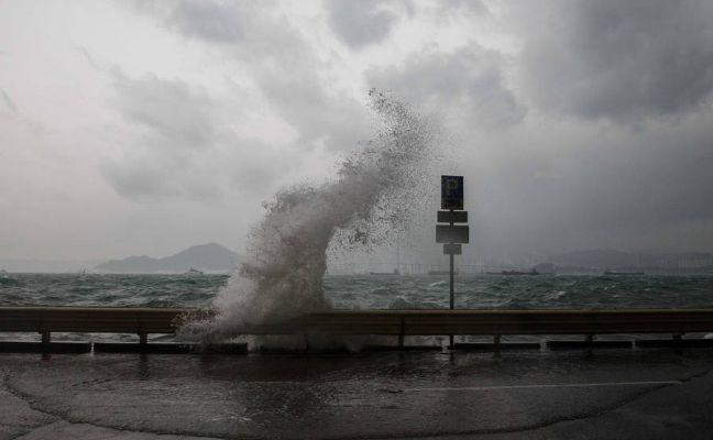 台风逼近香港引发壮观海水倒灌喷泉景观