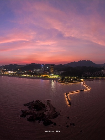 珠海台风前夕的绚烂晚霞，天空之美的瞬间展现