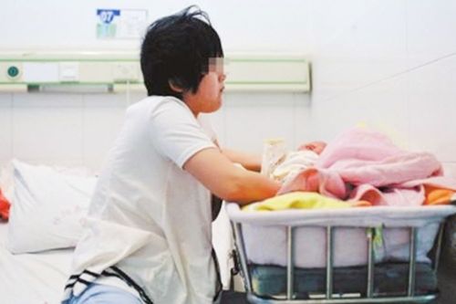 女子泡澡遭遇偷拍事件，隐私安全引关注