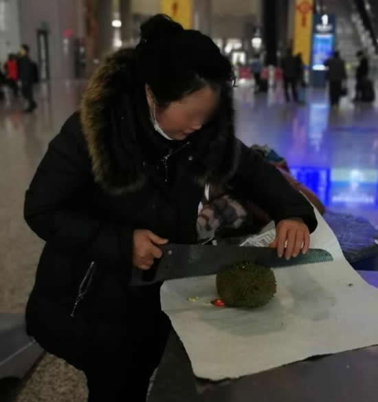 机场安检下的榴莲奇缘，速度与激情的邂逅