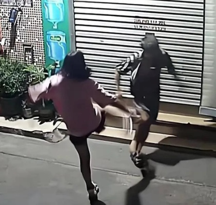 街头男子耍酒疯妻子果断出手