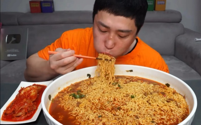 泡面哥走红背后的选择，拒绝五十万签约之路