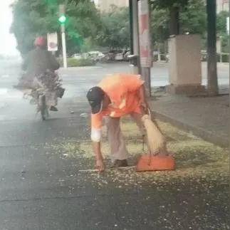 官方回应，两名环卫工清扫引发四人跟拍现象