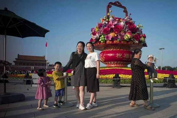 国庆首批游客抵达目的地，旅行的喜悦与期待之旅