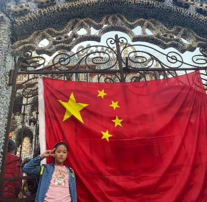 女孩过路捡起国旗，交警携手传递爱国情——国旗情怀动人瞬间