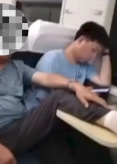 女子投诉同车乘客脚臭事件，铁路部门积极回应处理